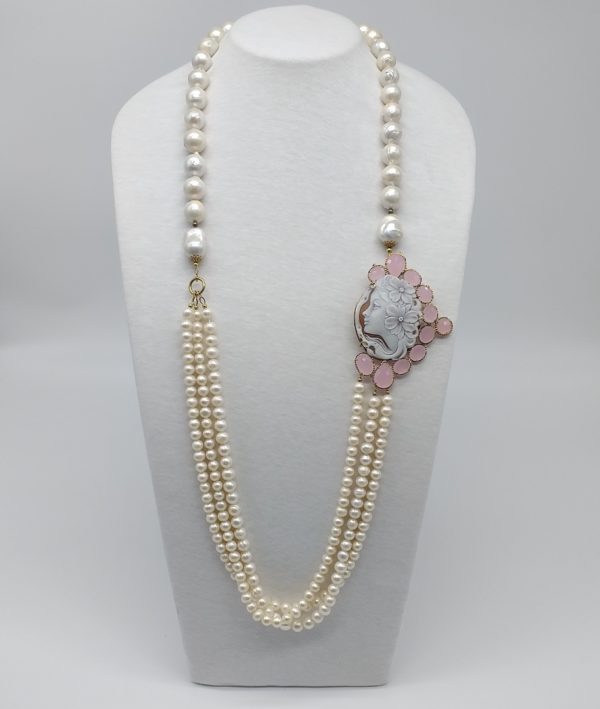 Collana lunga con un filo di Perle coltivate barocche nella parte superiore, tre fili di Perle coltivate sferiche nella parte inferiore. Importante Cammeo laterale raffigurante volto di donna impreziosito da Quarzi idrotermali rosa. Chiusura in Argento 925 dorato nichel free.